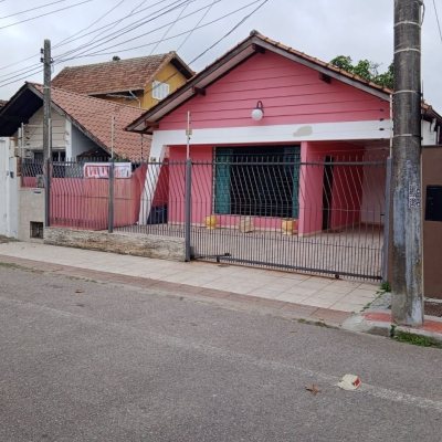 Casa Residencial com 130m², 2 quartos, 3 garagens, no bairro Balneário em Florianópolis