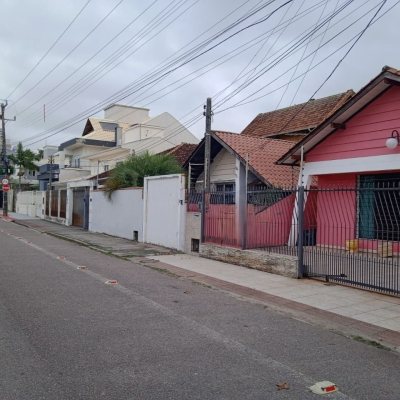 Casa Residencial com 130m², 2 quartos, 3 garagens, no bairro Balneário em Florianópolis