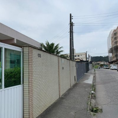 Casa Residencial com 145m², 5 quartos, 1 suíte, 5 garagens, no bairro Centro em São José