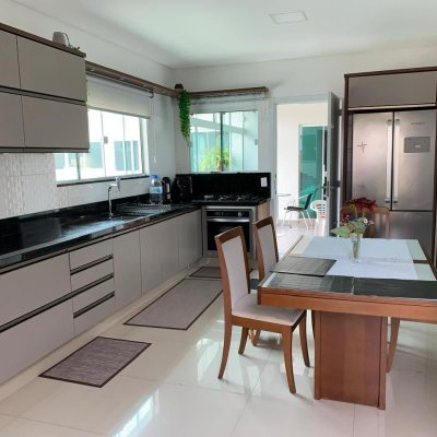 Casa Residencial com 145m², 5 quartos, 1 suíte, 5 garagens, no bairro Centro em São José