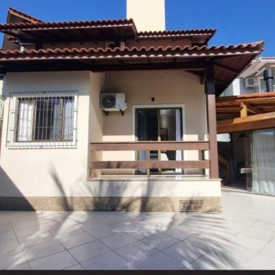 Casa Residencial com 233m², 3 quartos, 1 suíte, 4 garagens, no bairro Pedra Branca em Palhoça