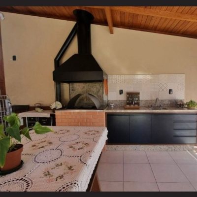 Casa Residencial com 233m², 3 quartos, 1 suíte, 4 garagens, no bairro Pedra Branca em Palhoça