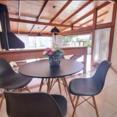 Casa Residencial com 233m², 3 quartos, 1 suíte, 4 garagens, no bairro Pedra Branca em Palhoça