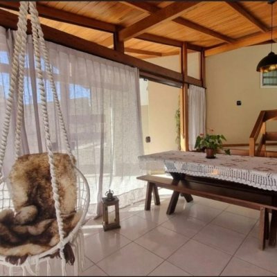 Casa Residencial com 233m², 3 quartos, 1 suíte, 4 garagens, no bairro Pedra Branca em Palhoça