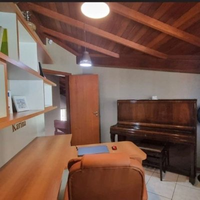 Casa Residencial com 233m², 3 quartos, 1 suíte, 4 garagens, no bairro Pedra Branca em Palhoça