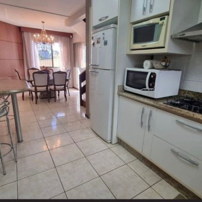 Casa Residencial com 233m², 3 quartos, 1 suíte, 4 garagens, no bairro Pedra Branca em Palhoça