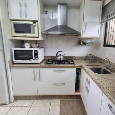 Casa Residencial com 233m², 3 quartos, 1 suíte, 4 garagens, no bairro Pedra Branca em Palhoça