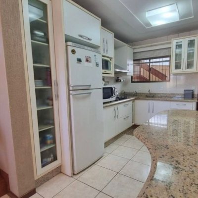 Casa Residencial com 233m², 3 quartos, 1 suíte, 4 garagens, no bairro Pedra Branca em Palhoça