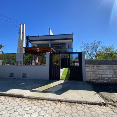Casa Residencial com 300m², 4 quartos, 2 suítes, 2 garagens, no bairro Praia do Sonho (Ens Brito) em Palhoça