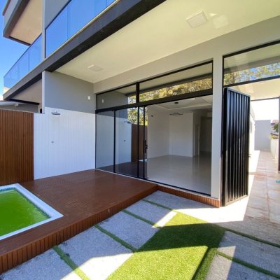 Casa Residencial com 300m², 4 quartos, 2 suítes, 2 garagens, no bairro Praia do Sonho (Ens Brito) em Palhoça