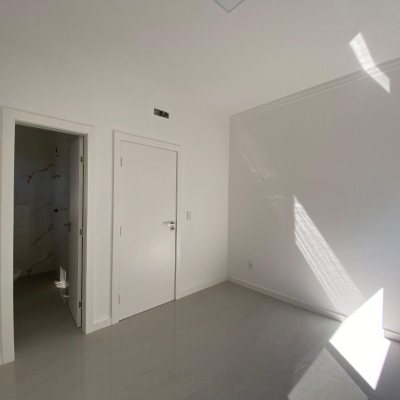 Casa Residencial com 300m², 4 quartos, 2 suítes, 2 garagens, no bairro Praia do Sonho (Ens Brito) em Palhoça