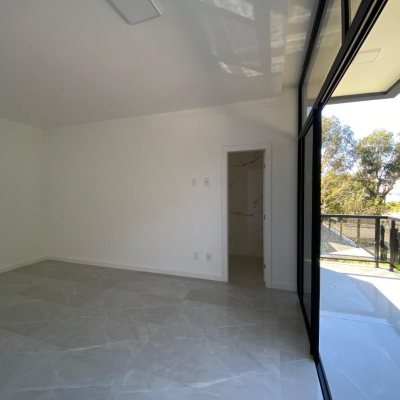 Casa Residencial com 300m², 4 quartos, 2 suítes, 2 garagens, no bairro Praia do Sonho (Ens Brito) em Palhoça