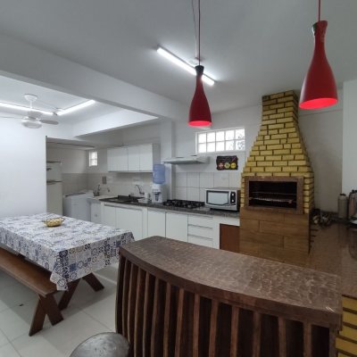 Casa Residencial com 279m², 7 quartos, 5 suítes, 4 garagens, no bairro Canasvieiras em Florianópolis