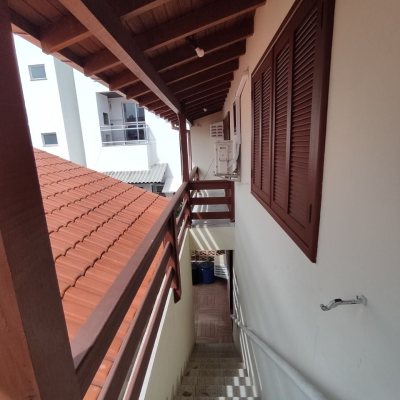 Casa Residencial com 279m², 7 quartos, 5 suítes, 4 garagens, no bairro Canasvieiras em Florianópolis