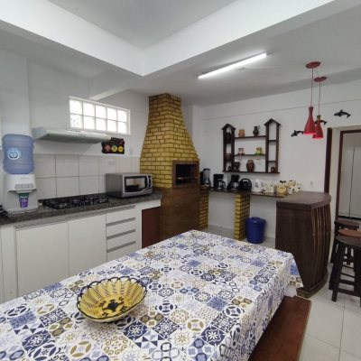 Casa Residencial com 279m², 7 quartos, 5 suítes, 4 garagens, no bairro Canasvieiras em Florianópolis