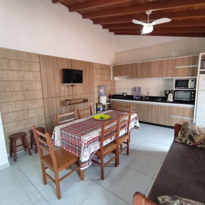 Casa Residencial com 279m², 7 quartos, 5 suítes, 4 garagens, no bairro Canasvieiras em Florianópolis