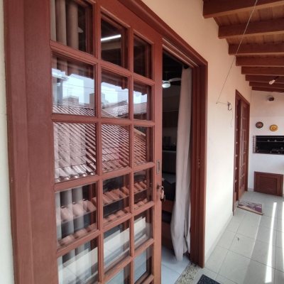 Casa Residencial com 279m², 7 quartos, 5 suítes, 4 garagens, no bairro Canasvieiras em Florianópolis