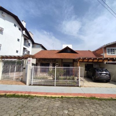 Casa Residencial com 279m², 7 quartos, 5 suítes, 4 garagens, no bairro Canasvieiras em Florianópolis