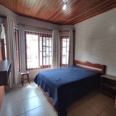 Casa Residencial com 279m², 7 quartos, 5 suítes, 4 garagens, no bairro Canasvieiras em Florianópolis