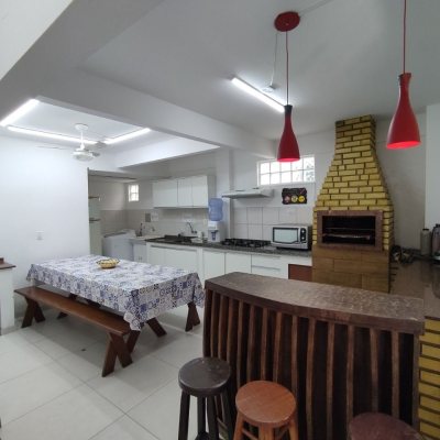 Casa Residencial com 279m², 7 quartos, 5 suítes, 4 garagens, no bairro Canasvieiras em Florianópolis