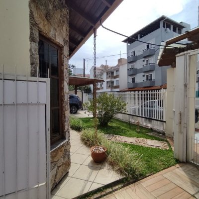 Casa Residencial com 279m², 7 quartos, 5 suítes, 4 garagens, no bairro Canasvieiras em Florianópolis