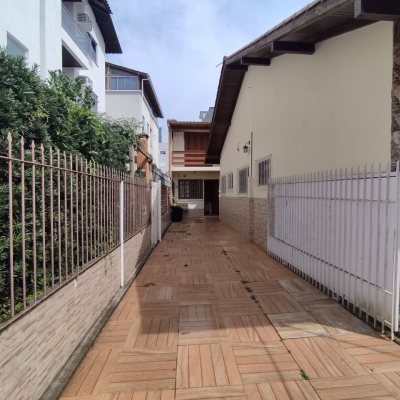 Casa Residencial com 279m², 7 quartos, 5 suítes, 4 garagens, no bairro Canasvieiras em Florianópolis