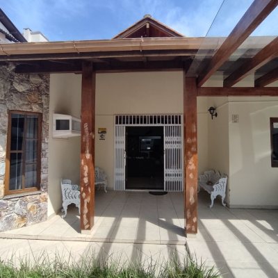 Casa Residencial com 279m², 7 quartos, 5 suítes, 4 garagens, no bairro Canasvieiras em Florianópolis