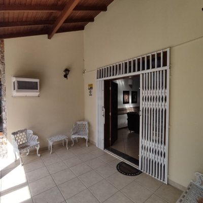 Casa Residencial com 279m², 7 quartos, 5 suítes, 4 garagens, no bairro Canasvieiras em Florianópolis