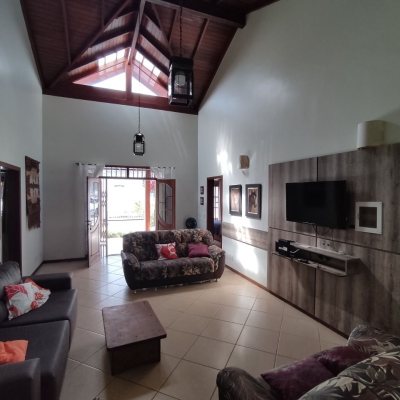 Casa Residencial com 279m², 7 quartos, 5 suítes, 4 garagens, no bairro Canasvieiras em Florianópolis