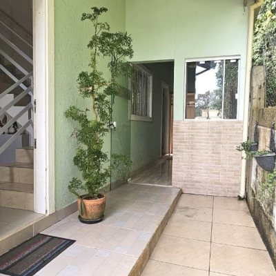 Casa Residencial com 113m², 4 quartos, 2 garagens, no bairro Pantanal em Florianópolis