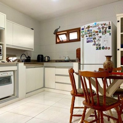 Casa Residencial com 157m², 4 quartos, 1 garagem, no bairro Armação Do Pântano Do Sul em Florianópolis