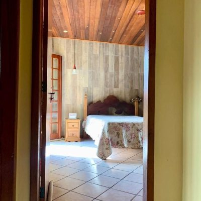 Casa Residencial com 157m², 4 quartos, 1 garagem, no bairro Armação Do Pântano Do Sul em Florianópolis