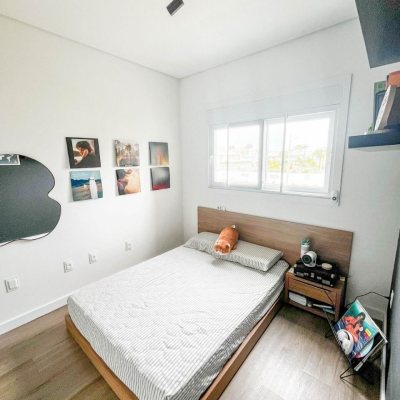 Casa Residencial com 141m², 3 quartos, 3 suítes, 2 garagens, no bairro Ingleses do Rio Vermelho em Florianópolis