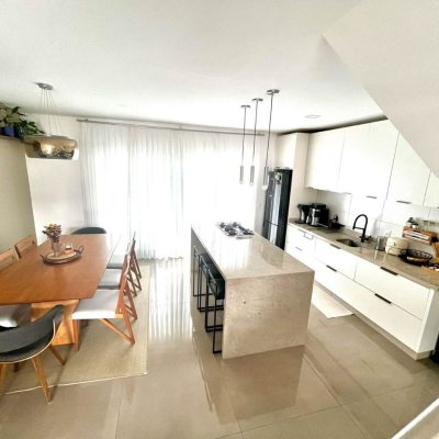 Casa Residencial com 141m², 3 quartos, 3 suítes, 2 garagens, no bairro Ingleses do Rio Vermelho em Florianópolis