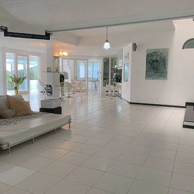 Casa Residencial com 870m², 8 quartos, 8 suítes, 4 garagens, no bairro Lagoa da Conceição em Florianópolis