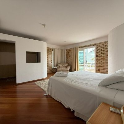 Casa Residencial com 502m², 6 quartos, 3 suítes, 4 garagens, no bairro Ingleses em Florianópolis