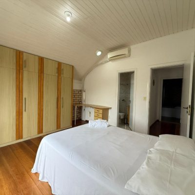 Casa Residencial com 502m², 6 quartos, 3 suítes, 4 garagens, no bairro Ingleses em Florianópolis