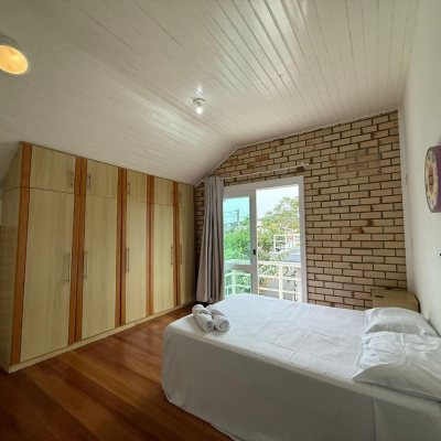 Casa Residencial com 502m², 6 quartos, 3 suítes, 4 garagens, no bairro Ingleses em Florianópolis