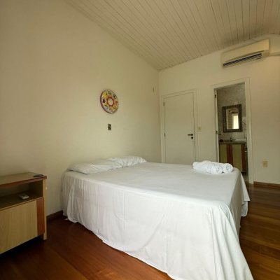 Casa Residencial com 502m², 6 quartos, 3 suítes, 4 garagens, no bairro Ingleses em Florianópolis