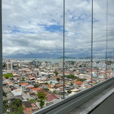 Cobertura com 175m², 3 quartos, 2 suítes, 2 garagens, no bairro Estreito em Florianópolis