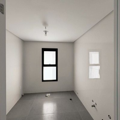 Casa Residencial com 131m², 3 quartos, 1 suíte, 2 garagens, no bairro Carianos em Florianópolis