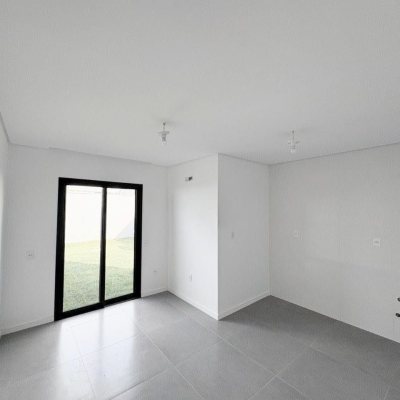 Casa Residencial com 131m², 3 quartos, 1 suíte, 2 garagens, no bairro Carianos em Florianópolis