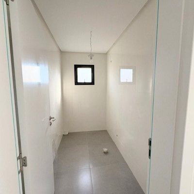 Casa Residencial com 131m², 3 quartos, 1 suíte, 2 garagens, no bairro Carianos em Florianópolis