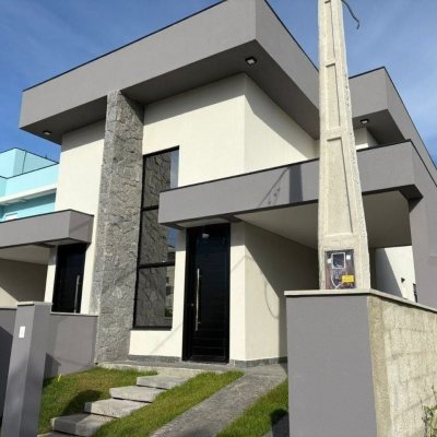 Casa Residencial com 131m², 3 quartos, 1 suíte, 2 garagens, no bairro Carianos em Florianópolis