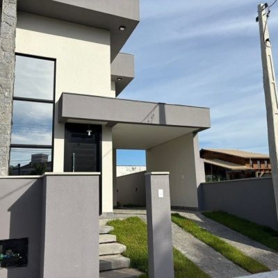 Casa Residencial com 131m², 3 quartos, 1 suíte, 2 garagens, no bairro Carianos em Florianópolis