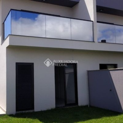 Casa Residencial com 131m², 3 quartos, 1 suíte, 2 garagens, no bairro Carianos em Florianópolis