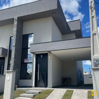 Casa Residencial com 131m², 3 quartos, 1 suíte, 2 garagens, no bairro Carianos em Florianópolis