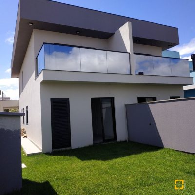 Casa Residencial com 131m², 3 quartos, 1 suíte, 2 garagens, no bairro Carianos em Florianópolis