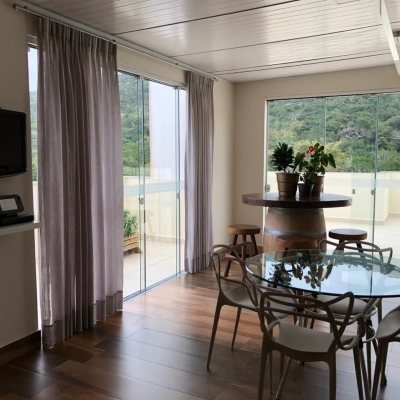 Cobertura com 197m², 4 quartos, 2 suítes, 2 garagens, no bairro Ingleses do Rio Vermelho em Florianópolis