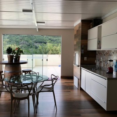 Cobertura com 197m², 4 quartos, 2 suítes, 2 garagens, no bairro Ingleses do Rio Vermelho em Florianópolis